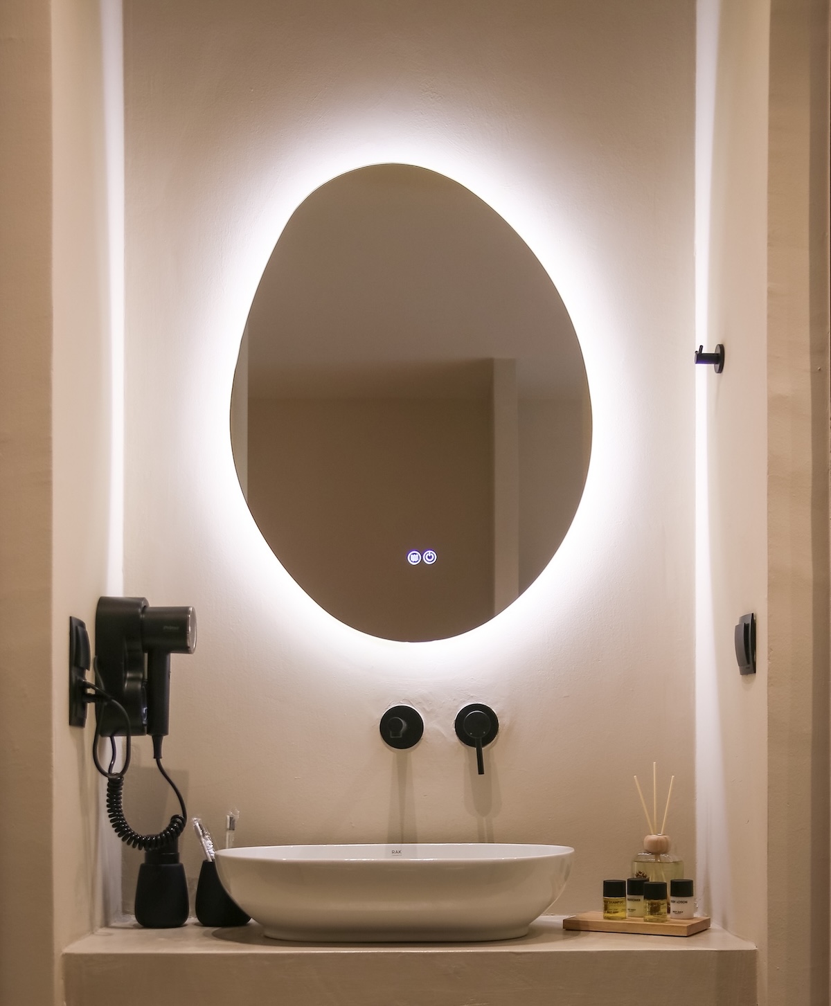 Tiara Holidays - Seabird Luxury Suites - Suite with Pool View - kupatilo